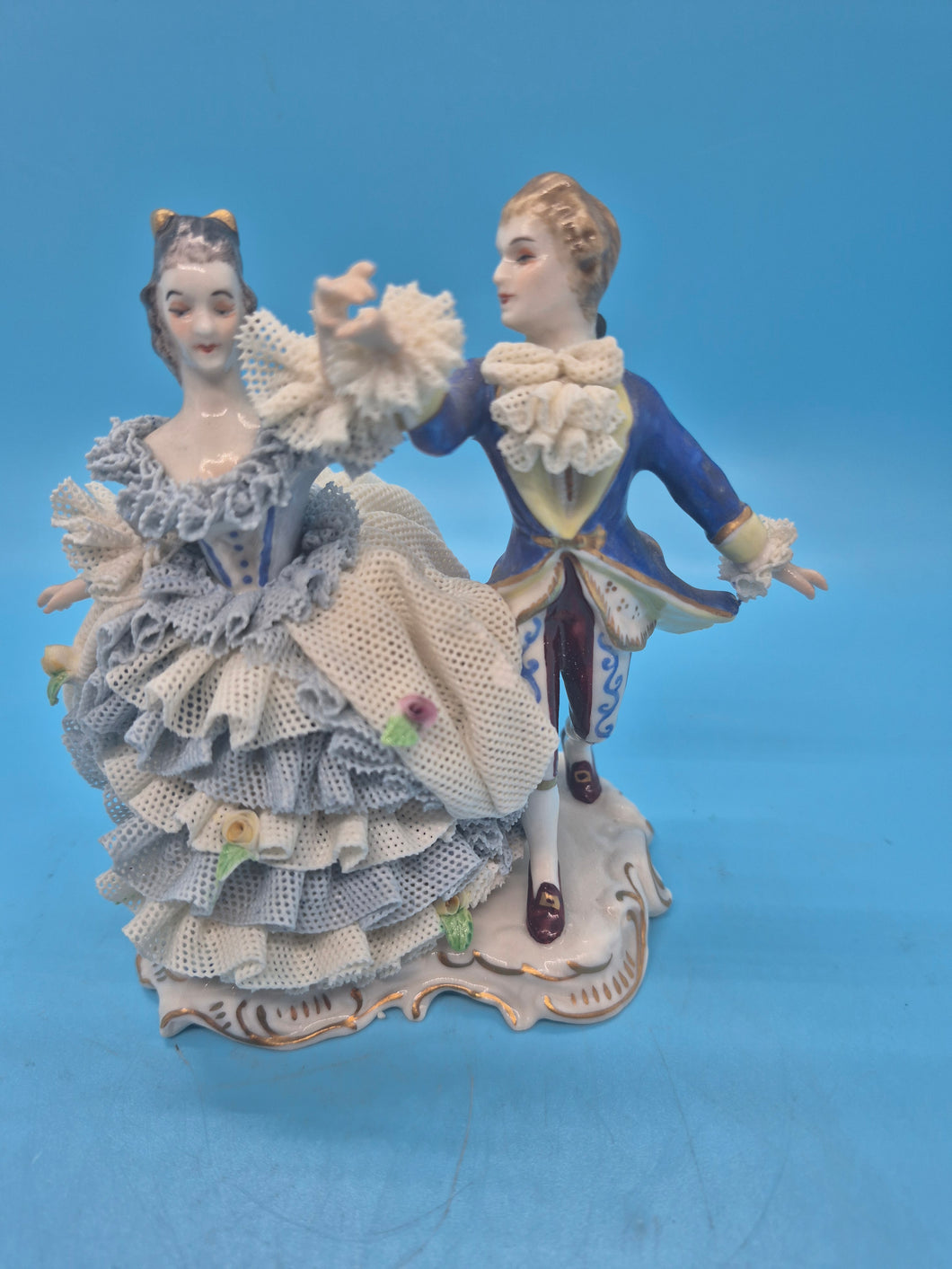 Porcelain Lovers Dancing - Blue & White Dresden Lace